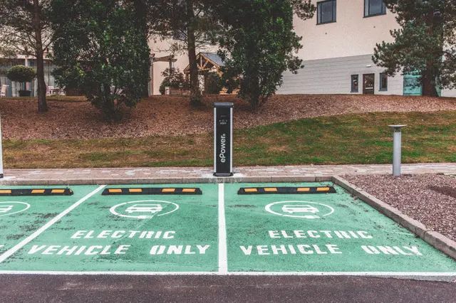 Lugares de estacionamento reservados a veículos elétricos num condomínio