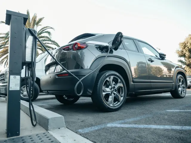 Carregador de veículos elétricos num parque de estacionamento de empresa